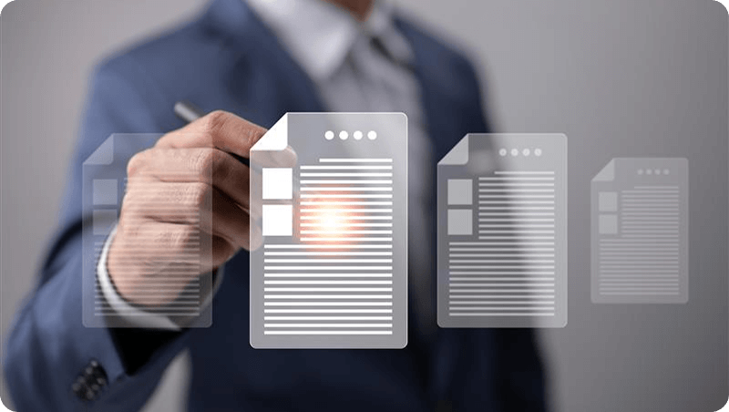 Équipe de professionnels collaborant autour d'une table, symbolisant l’expertise dans l’industrie du voyage et le travail d’équipe pour fournir des solutions technologiques de voyage.